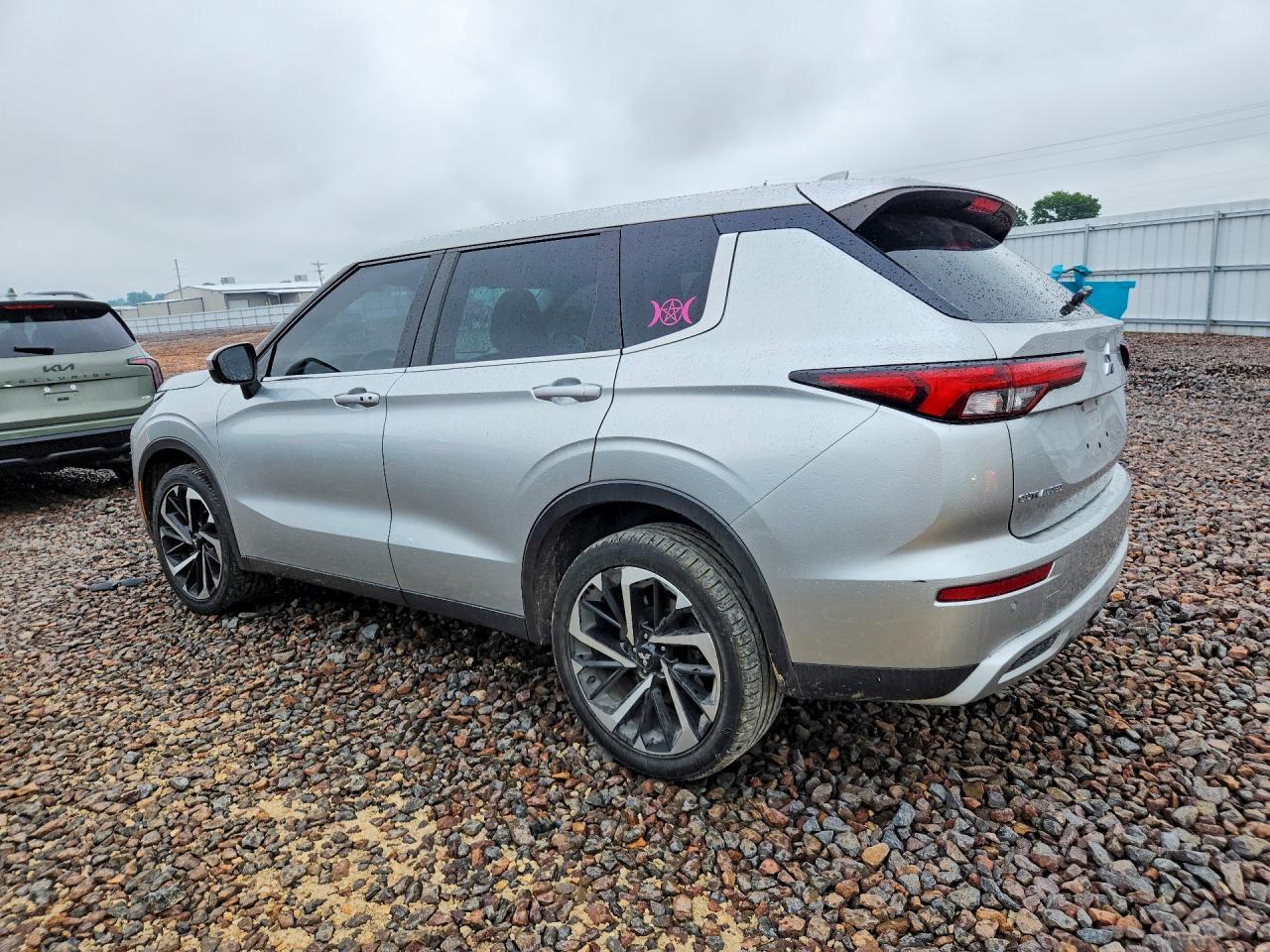 2023 Mitsubishi Outlander Se - Image 2