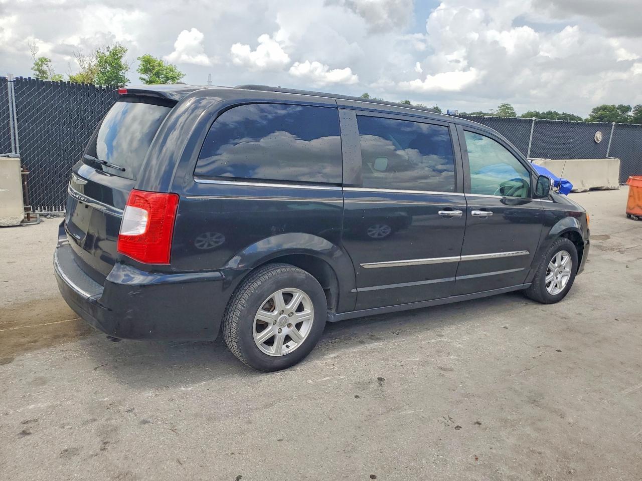 2012 Chrysler Town & Country Touring - Фото 3