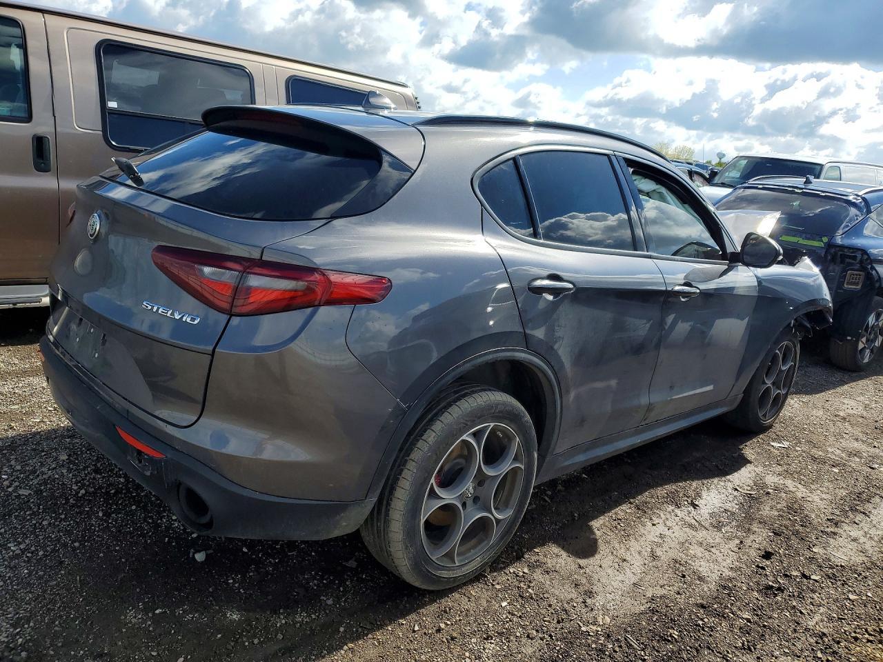 2022 Alfa Romeo Stelvio - Фото 3
