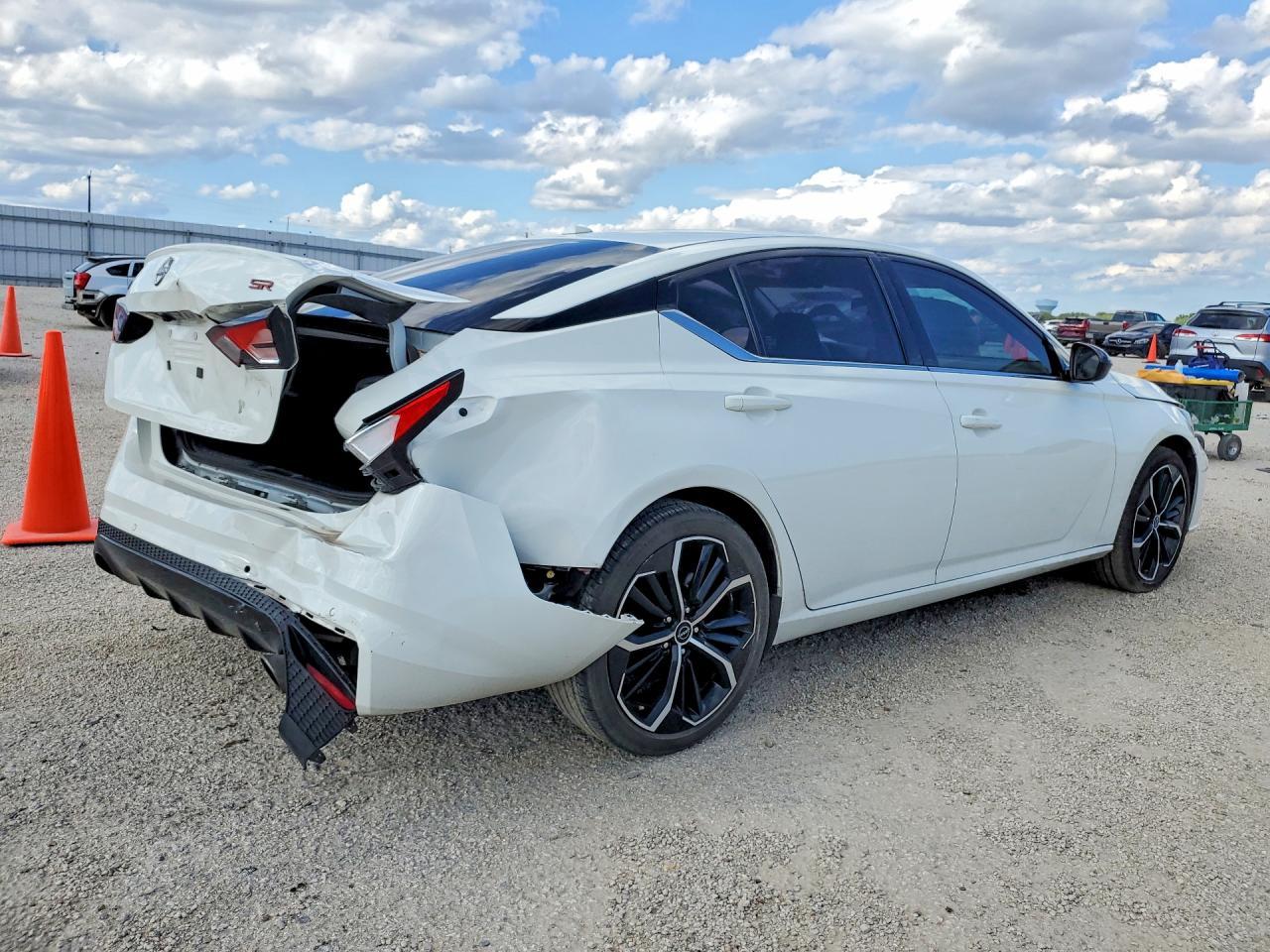 2024 Nissan Altima Sr - Фото 3