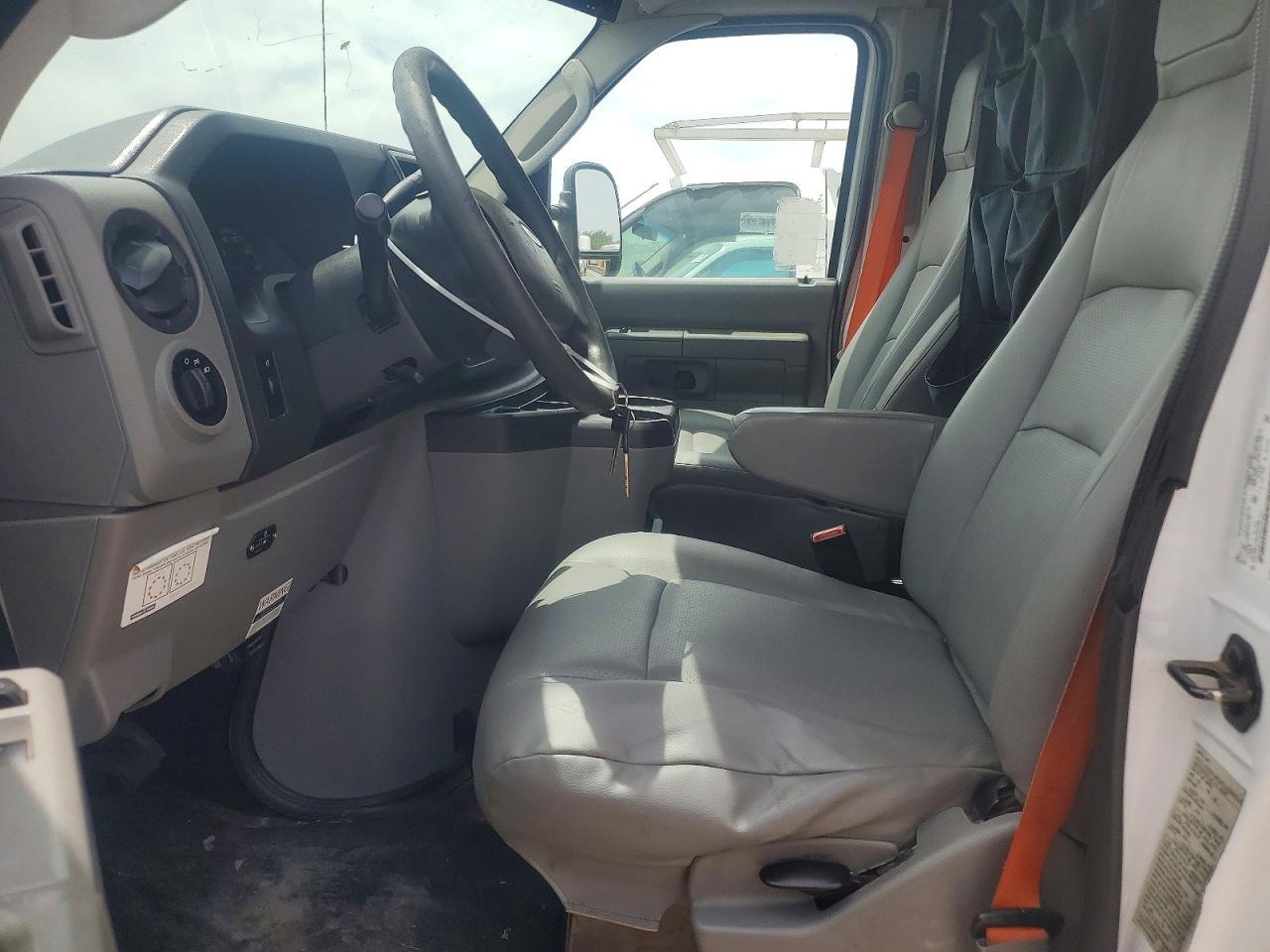 2017 Ford Econoline E450 Super Duty Cutaway Van - Фото 7