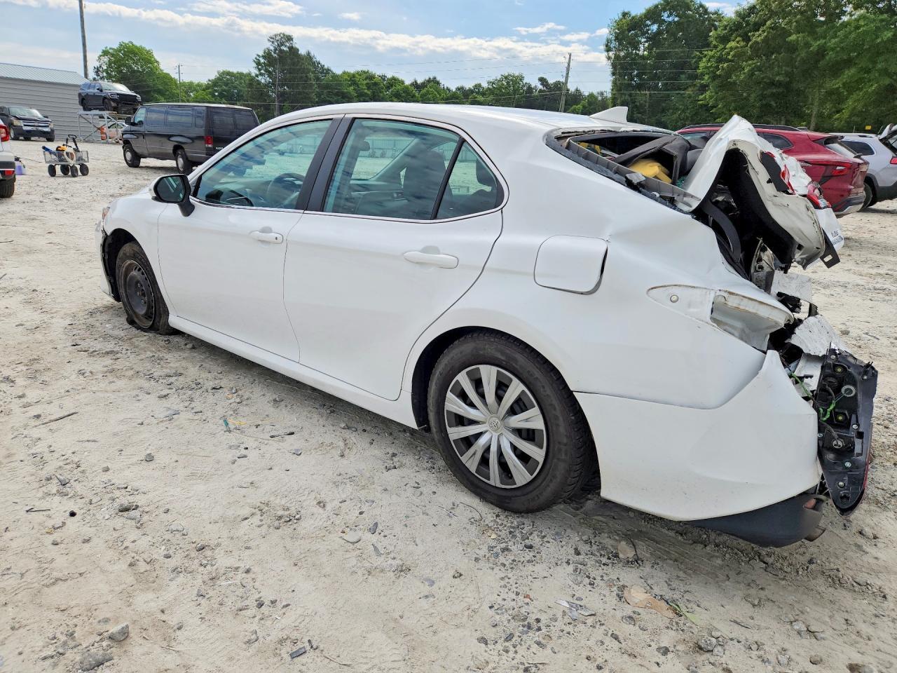 2022 Toyota Camry Le - Фото 2