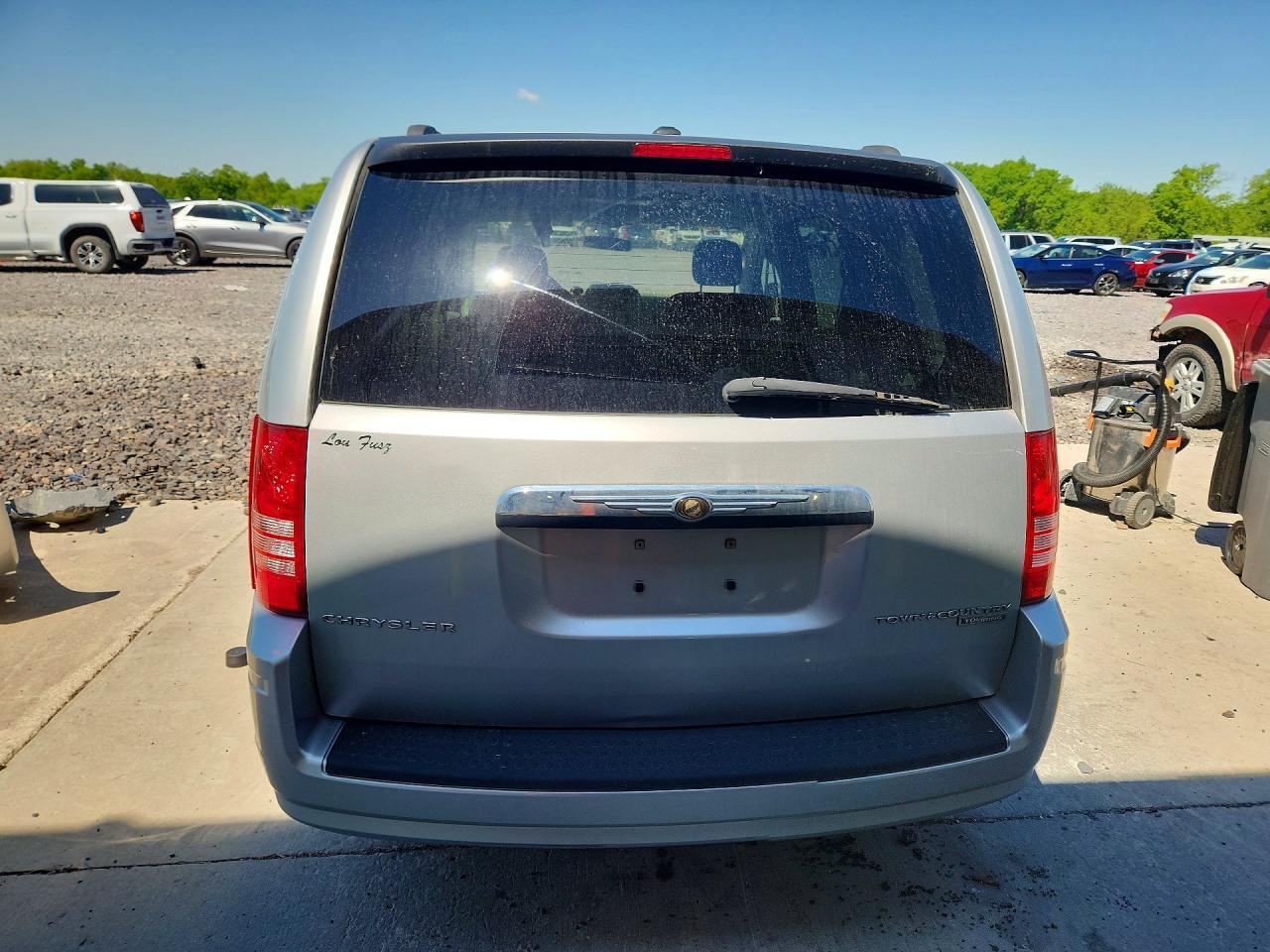 2010 Chrysler Town & Country Touring - Фото 6