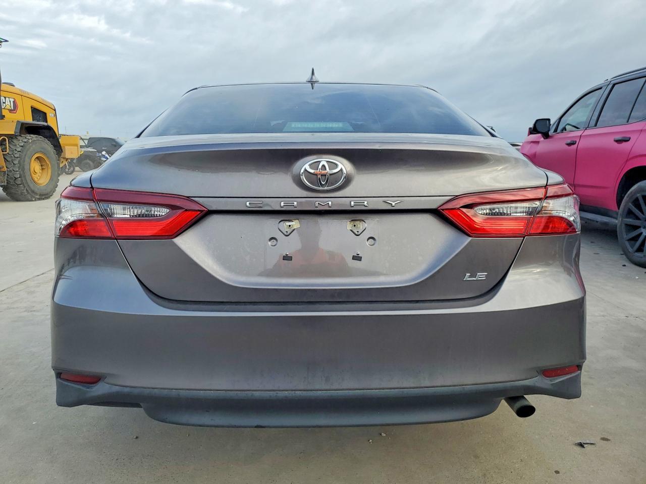 2021 Toyota Camry Le - Фото 6