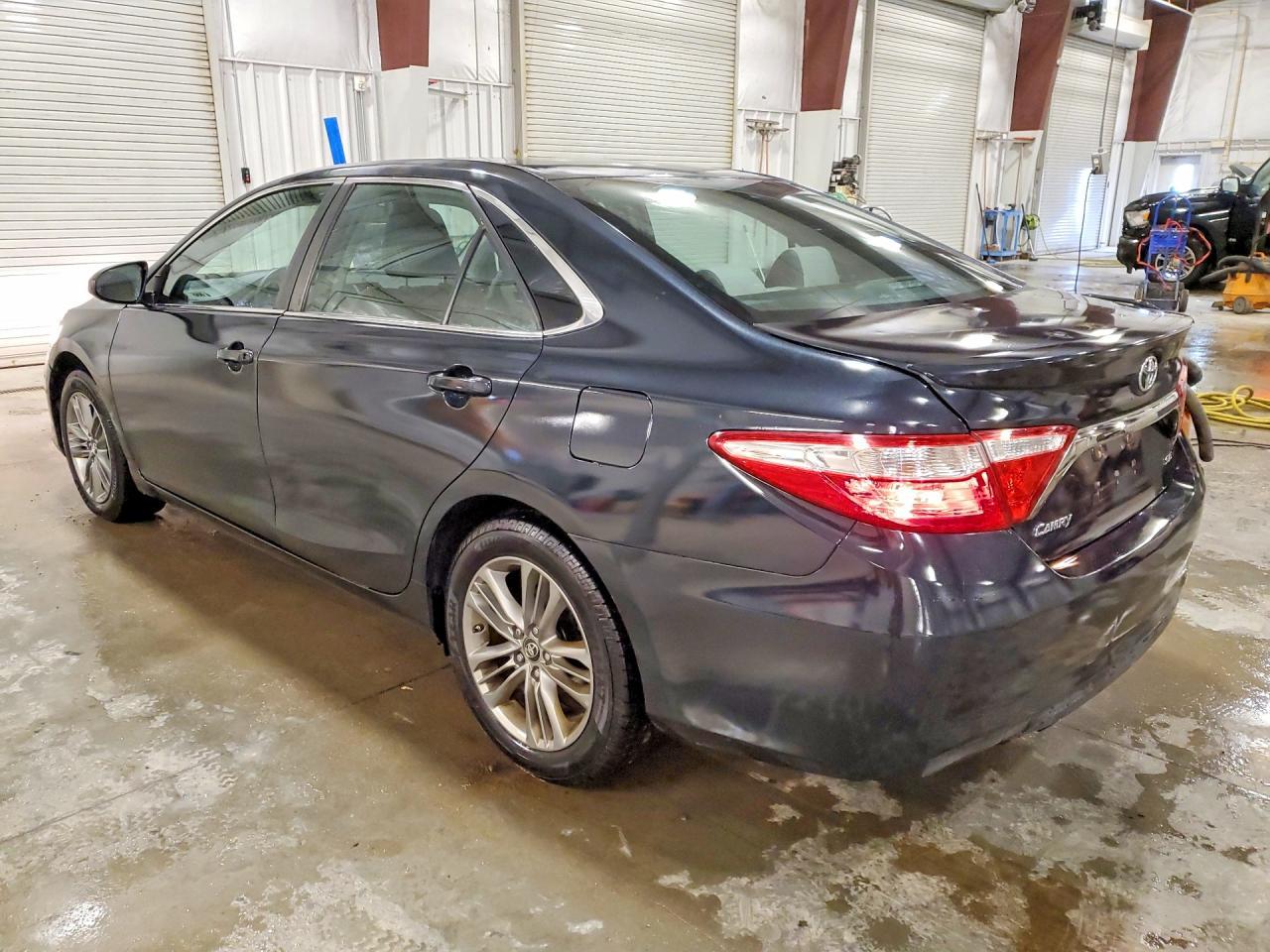 2017 Toyota Camry Se - Фото 2