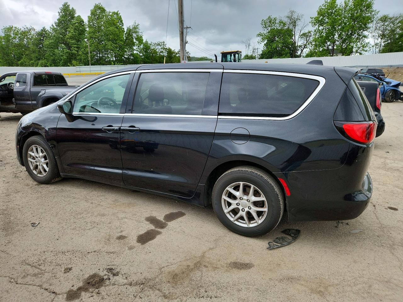 2017 Chrysler Pacifica Touring - Image 2
