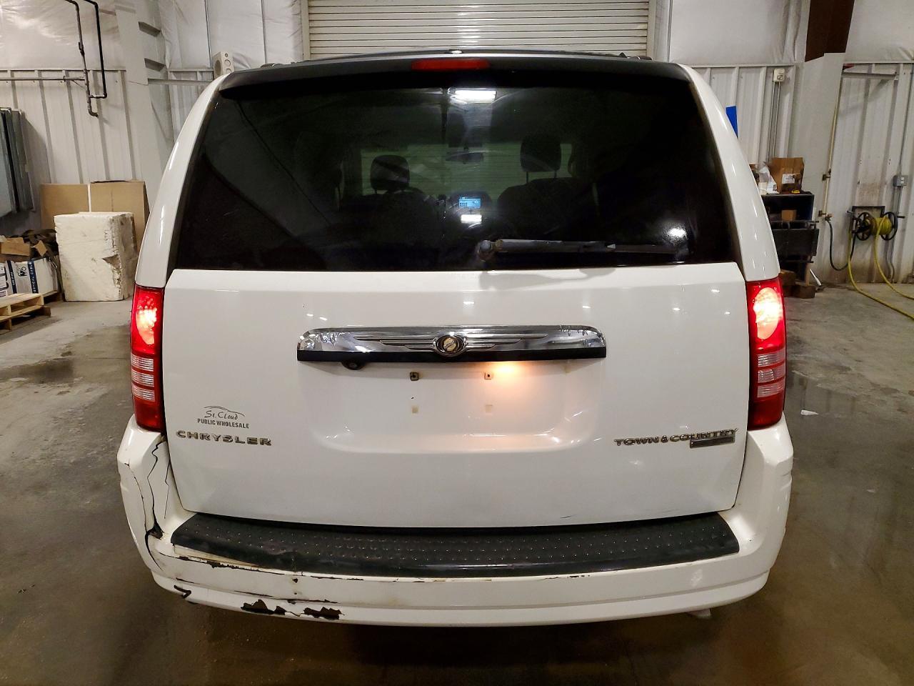 2010 Chrysler Town & Country Touring - Фото 6