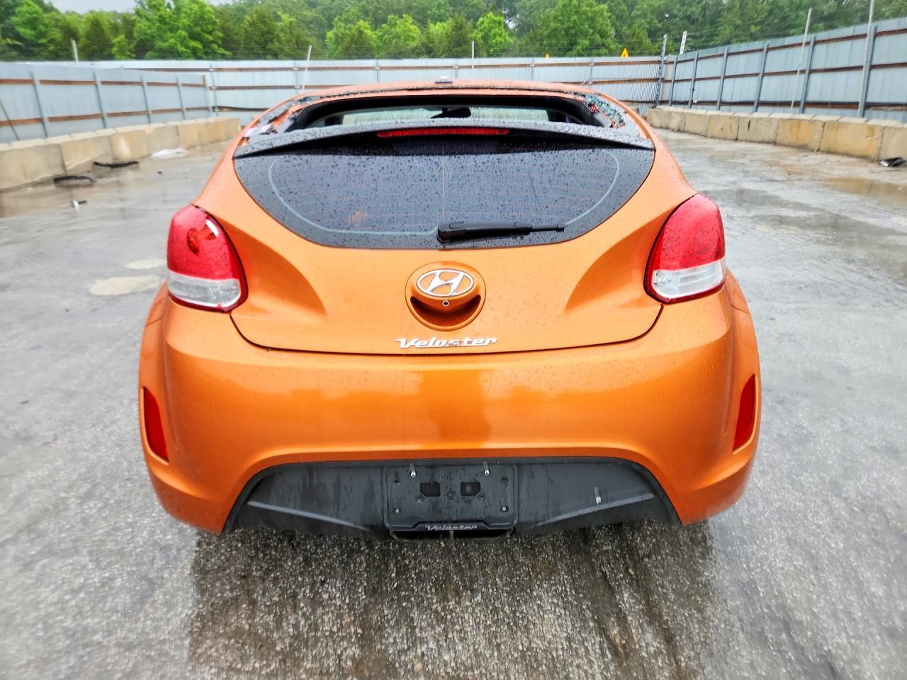 2016 Hyundai Veloster Base - Image 6