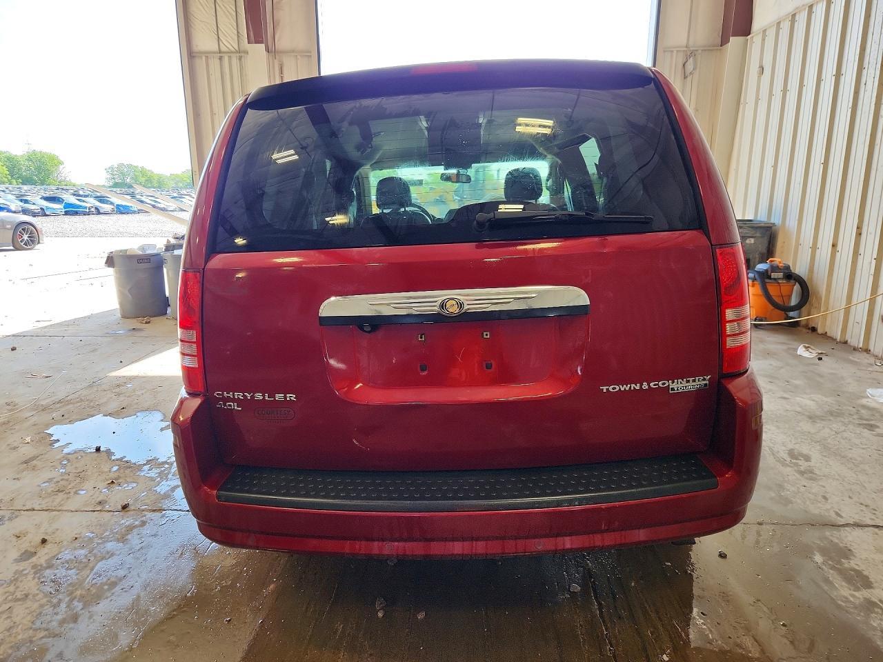 2010 Chrysler Town & Country Touring Plus - Фото 6