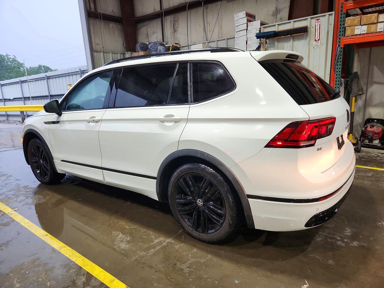 2022 Volkswagen Tiguan Se R-Line Black - Image 2
