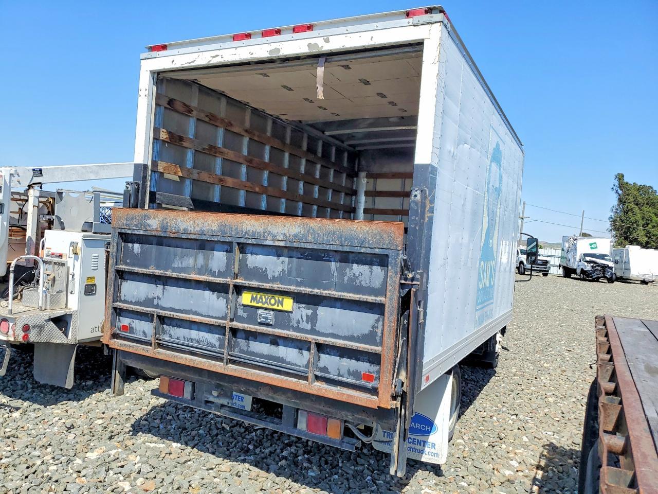 2009 Isuzu Npr Delivery Truck - Image 3