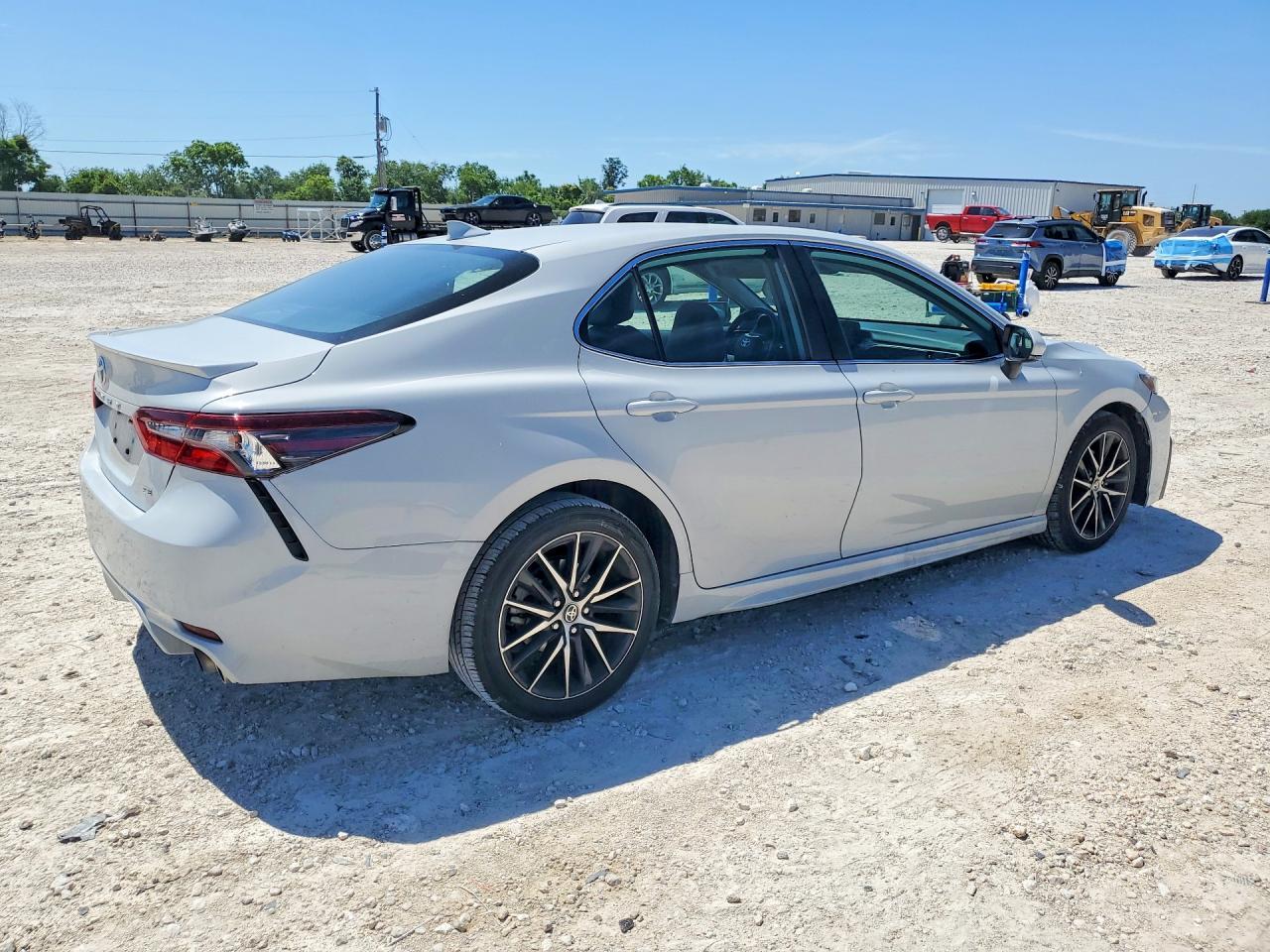 2022 Toyota Camry Se - Фото 3