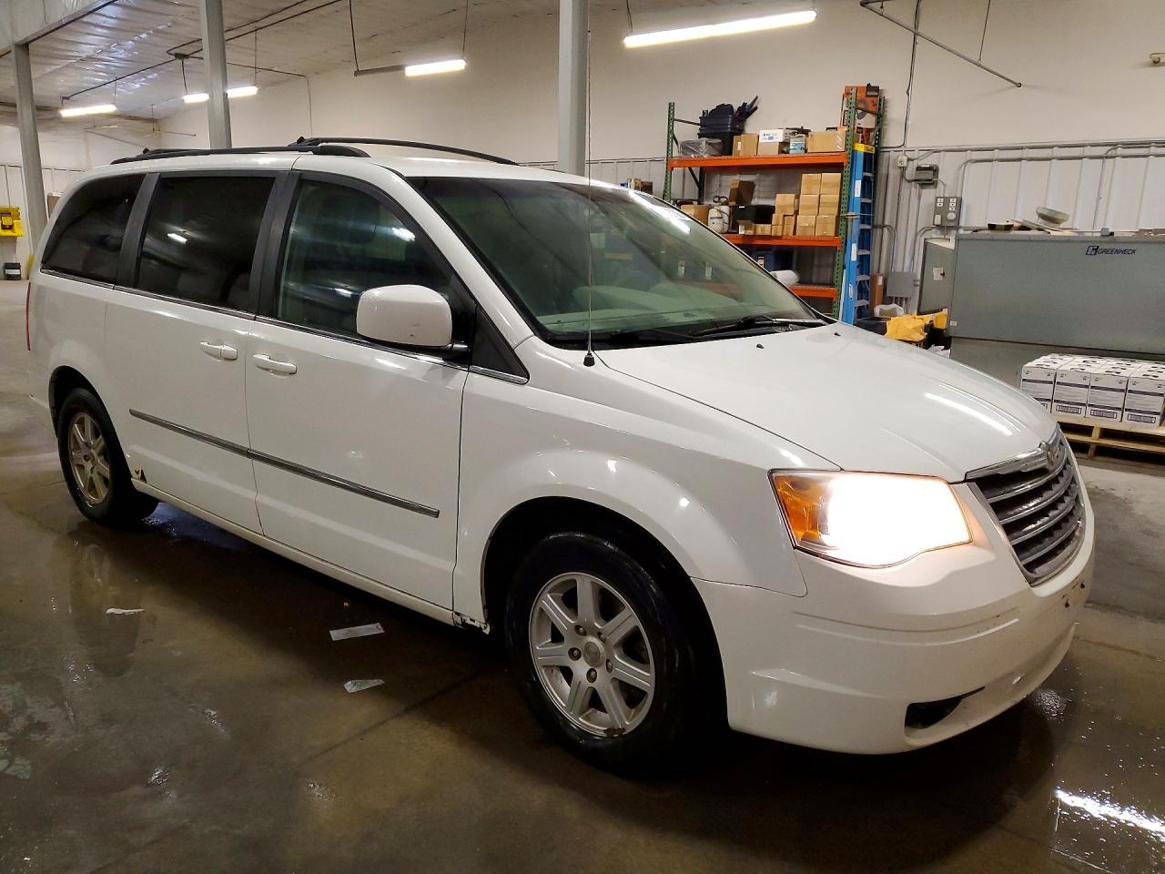 2010 Chrysler Town & Country Touring - Фото 4