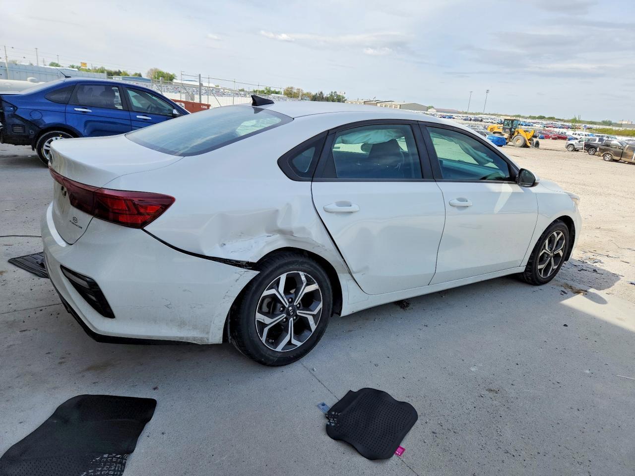 2019 Kia Forte Lxs - Image 3