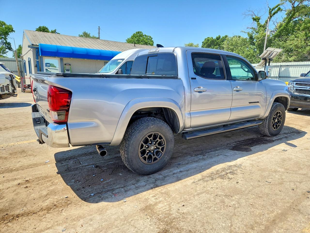 2020 Toyota Tacoma Sr5 V6 - Image 3