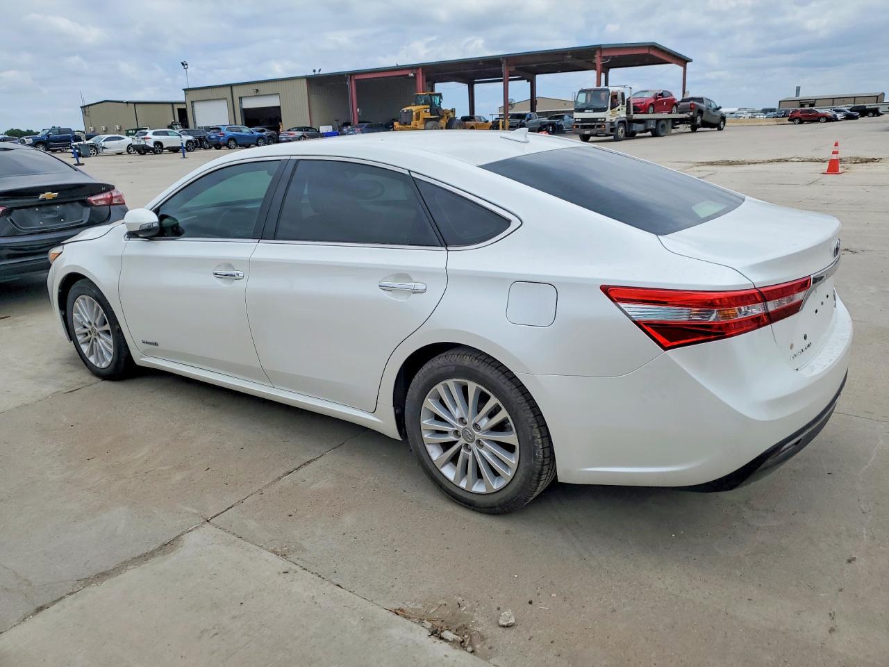 2015 Toyota Avalon Hybrid Limited - Image 2
