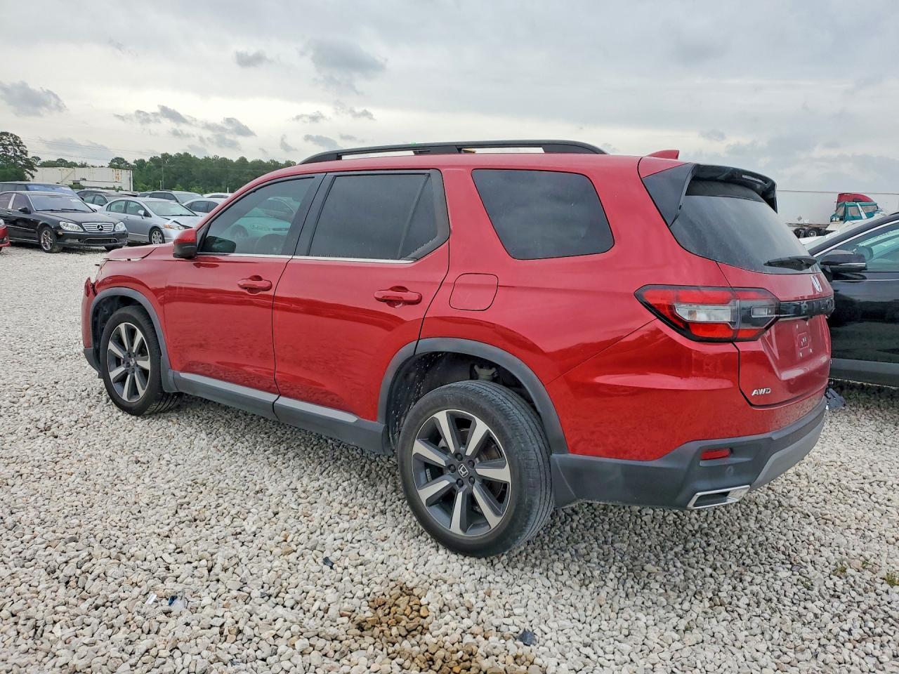 2023 Honda Pilot Touring - Image 2