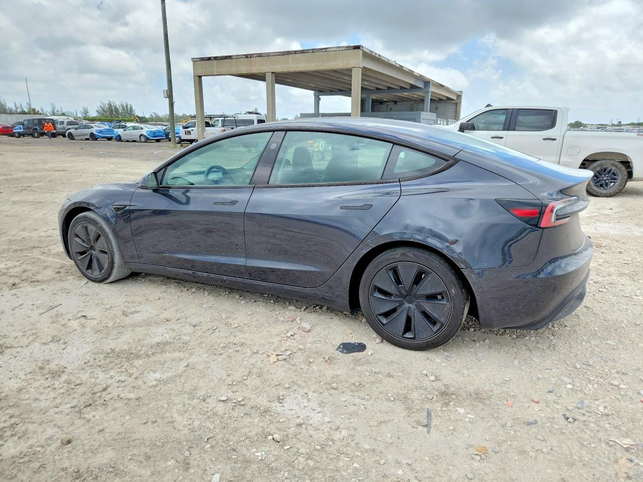 2025 Tesla Model 3 - Фото 2