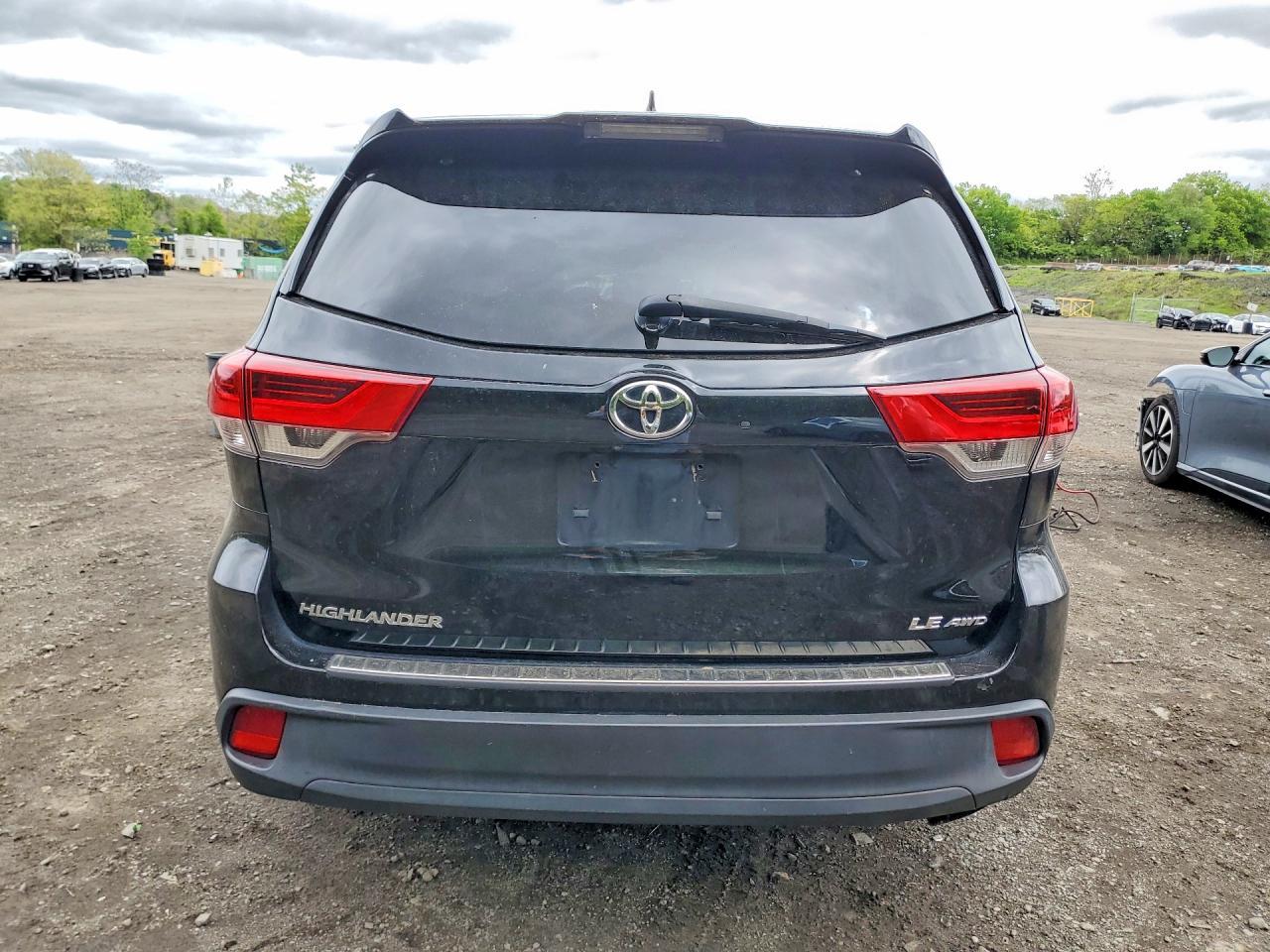 2019 Toyota Highlander Le Plus - Image 6