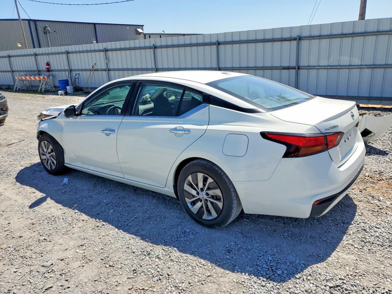 2019 Nissan Altima S - Фото 2