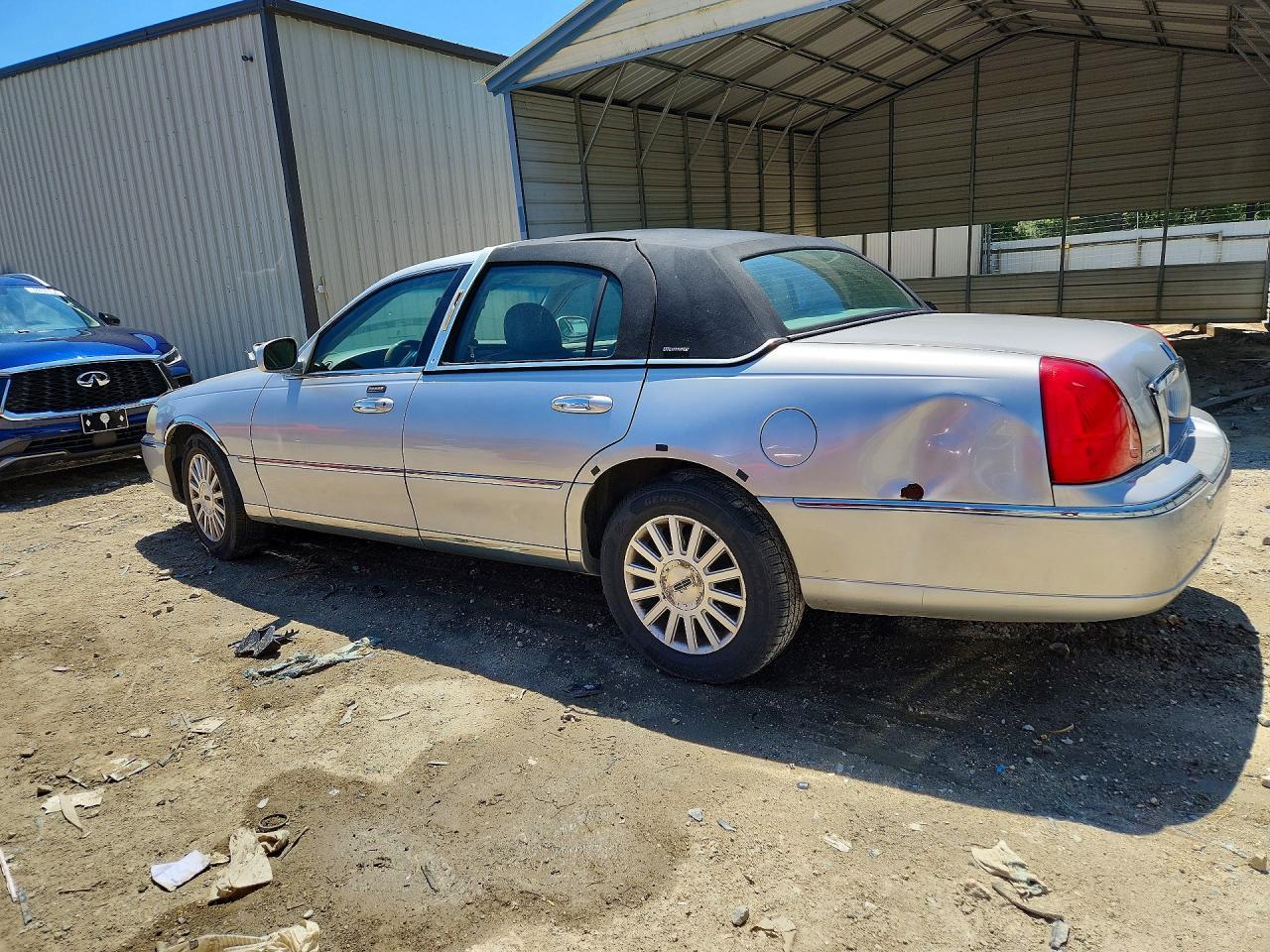 2004 Lincoln Town Car Ultimate - Image 2