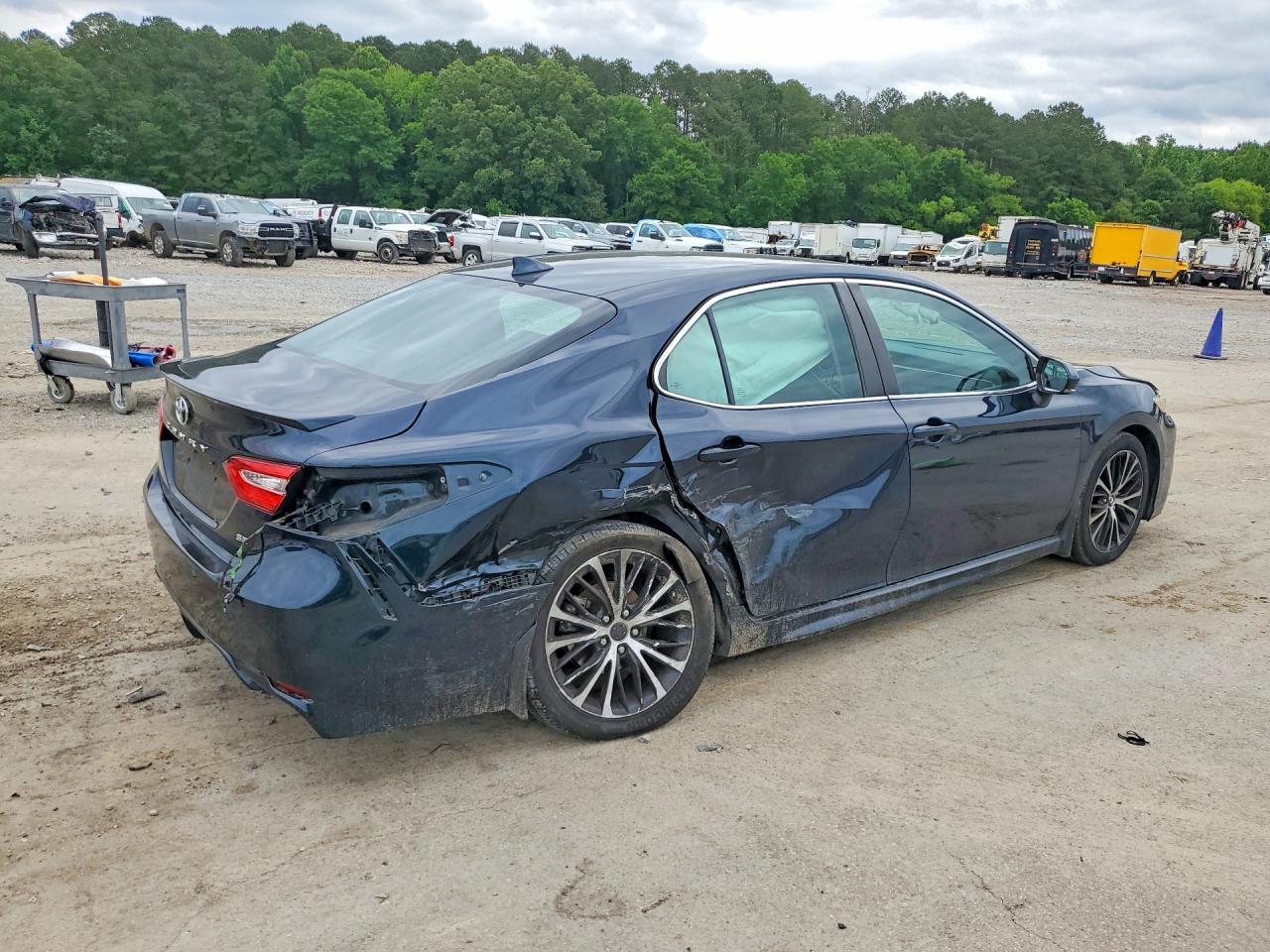 2019 Toyota Camry Se - Image 3