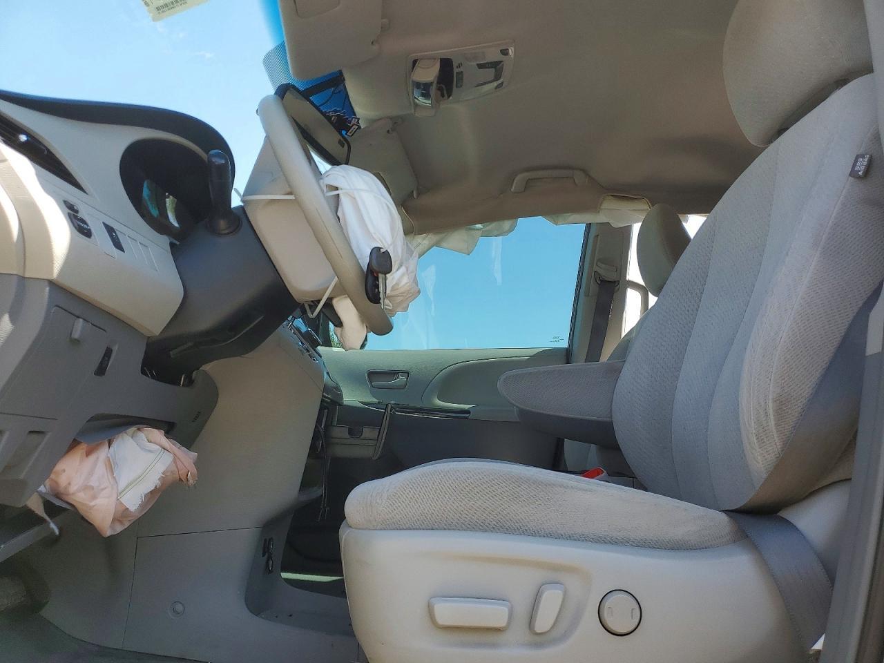 2013 Toyota Sienna Le - Image 7