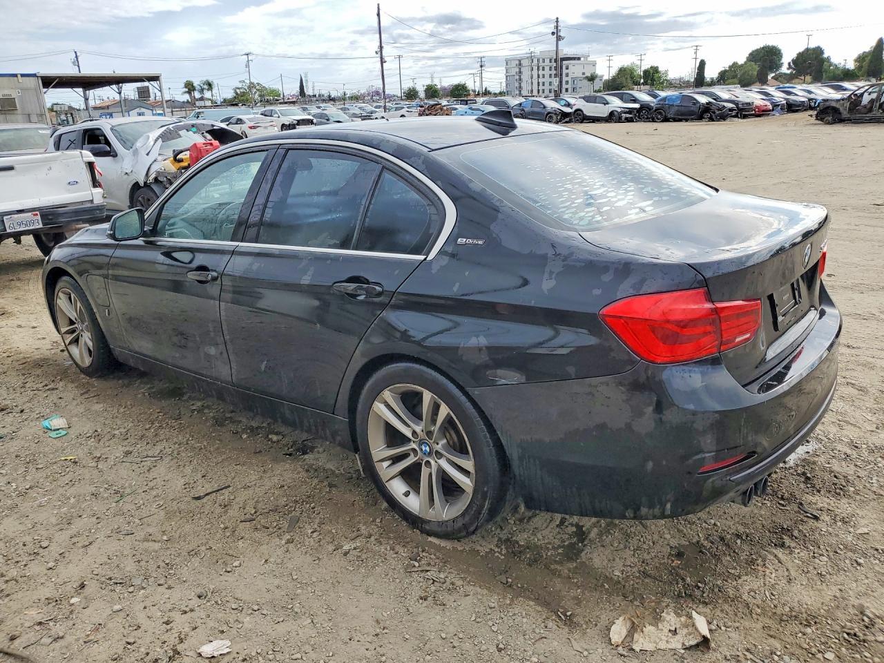 2017 BMW 330E - Фото 2
