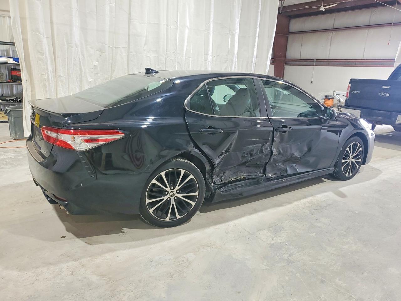 2020 Toyota Camry Se - Фото 3