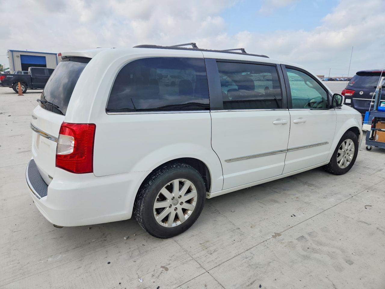 2016 Chrysler Town & Country Touring - Фото 3