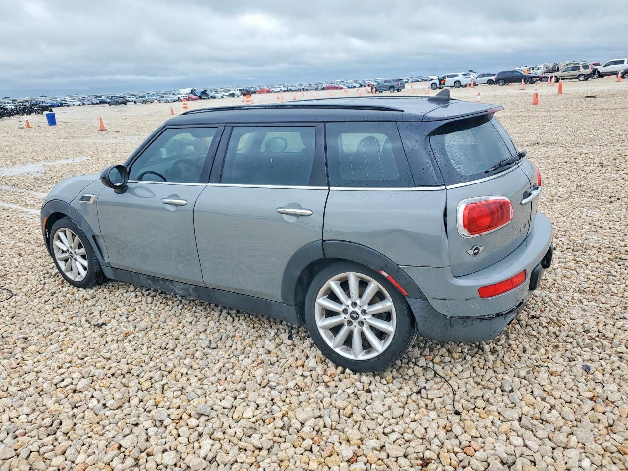 2016 Mini Cooper Clubman - Image 2