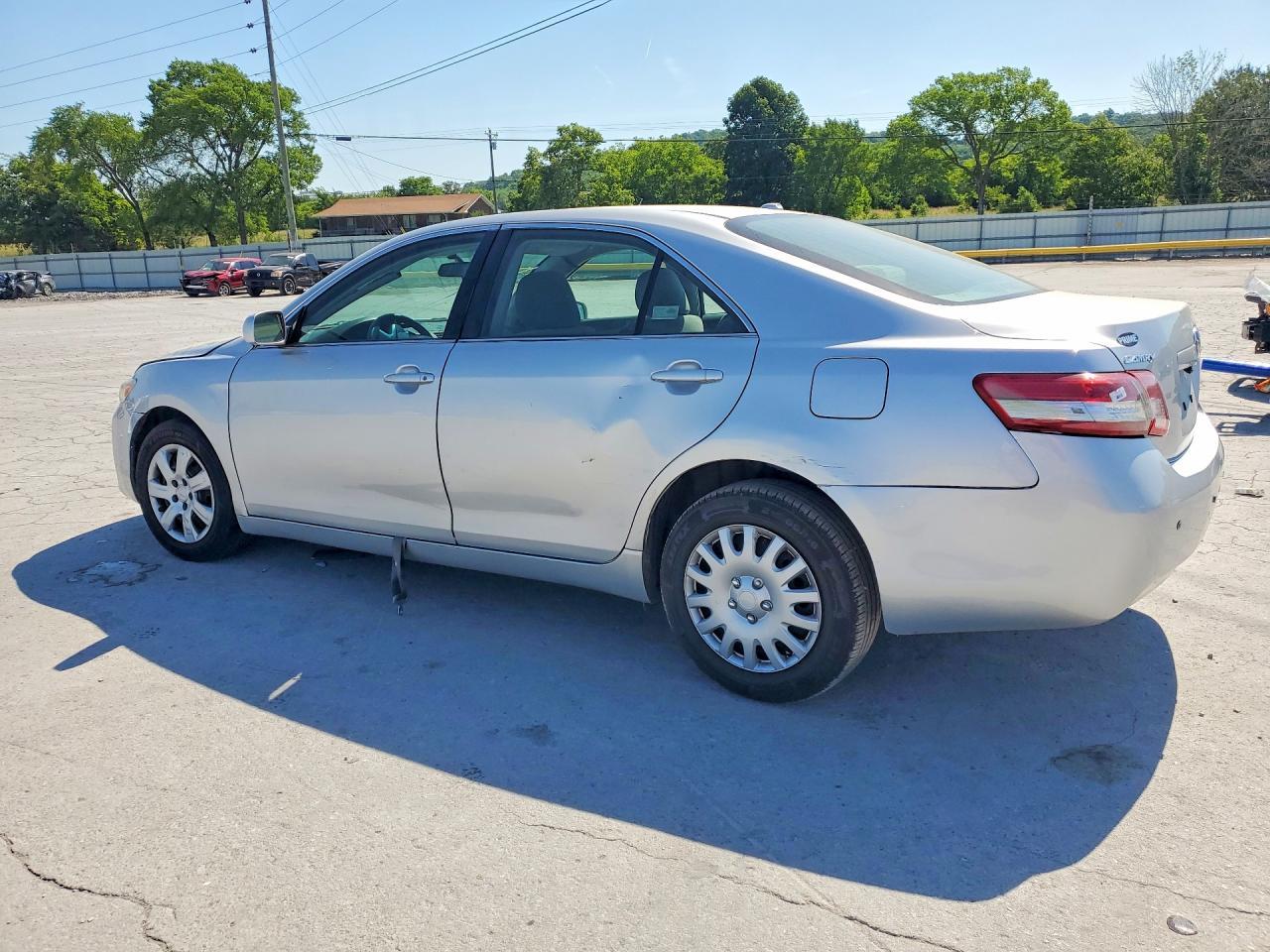 2011 Toyota Camry Le - Фото 2
