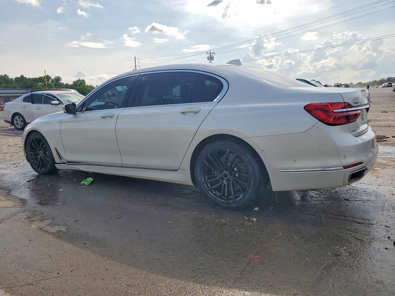 2016 BMW 750 Xi - Фото 2