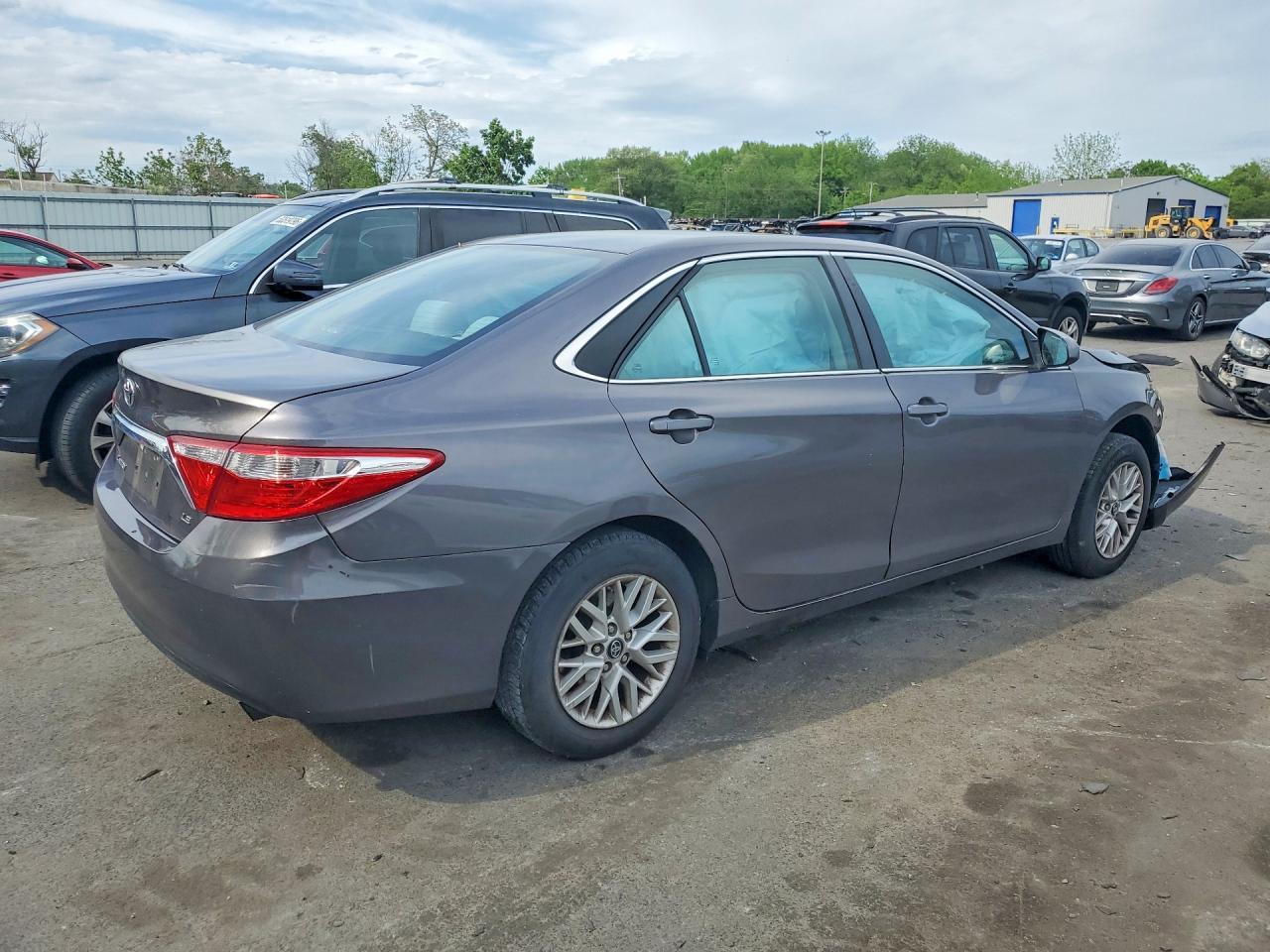 2017 Toyota Camry Le - Фото 3