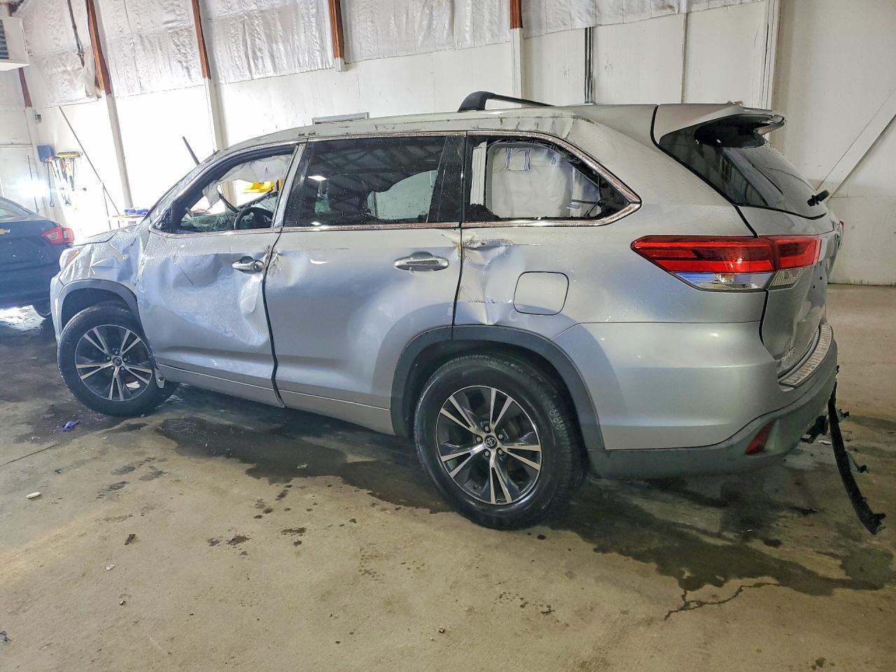 2017 Toyota Highlander Le - Image 2