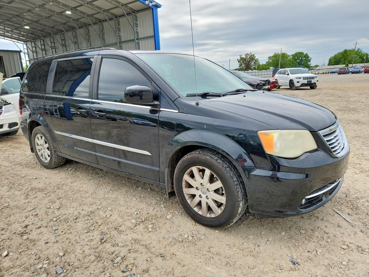 2013 Chrysler Town & Country Touring - Image 4
