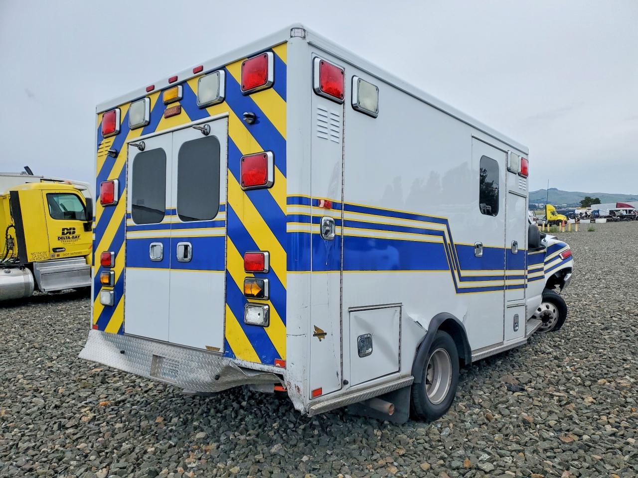 2017 Ford Econoline E350 Super Duty Cutaway Van - Image 3
