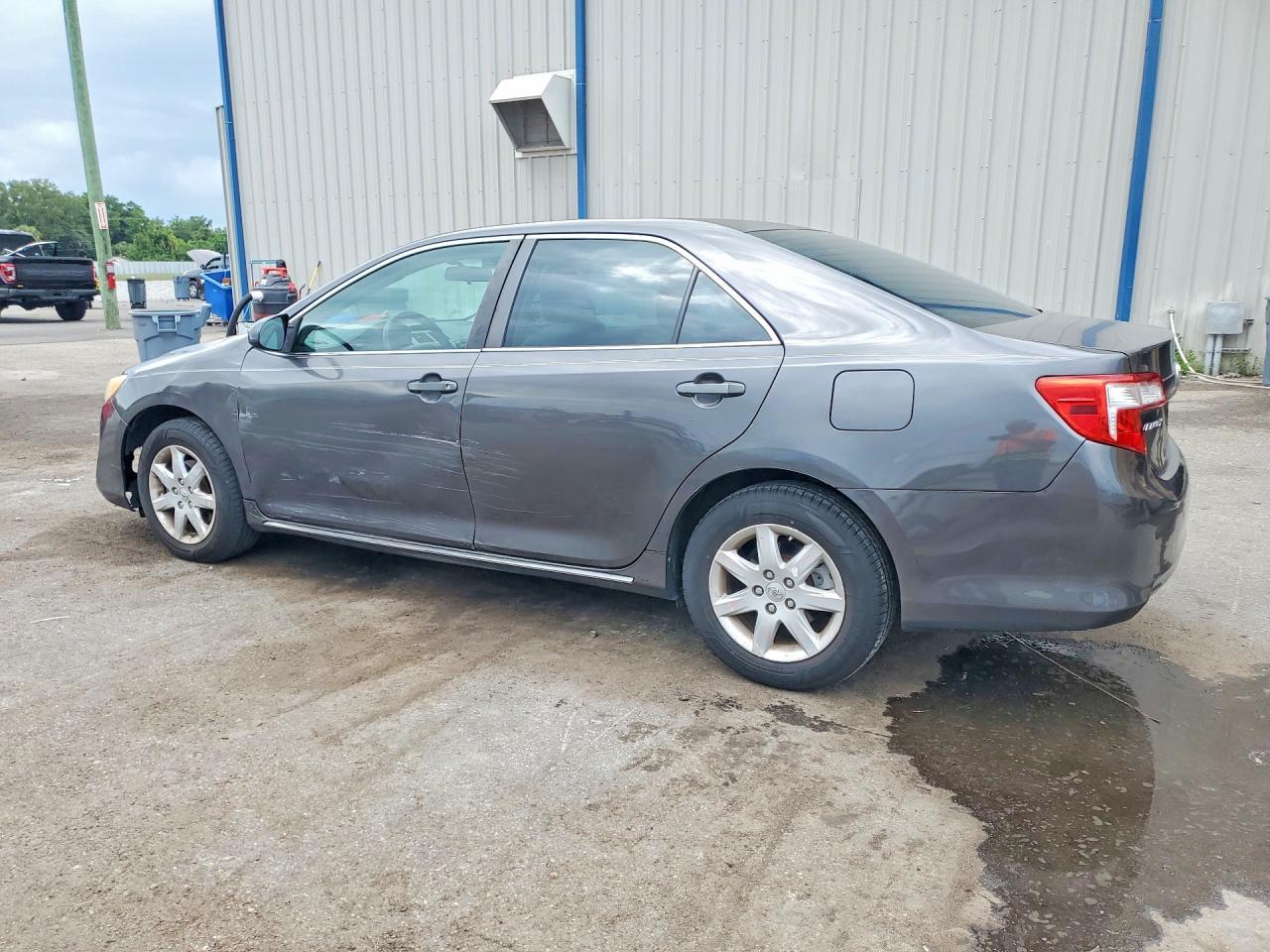 2013 Toyota Camry Le - Фото 2