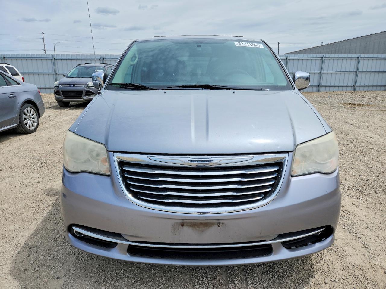 2013 Chrysler Town & Country Touring L - Фото 5