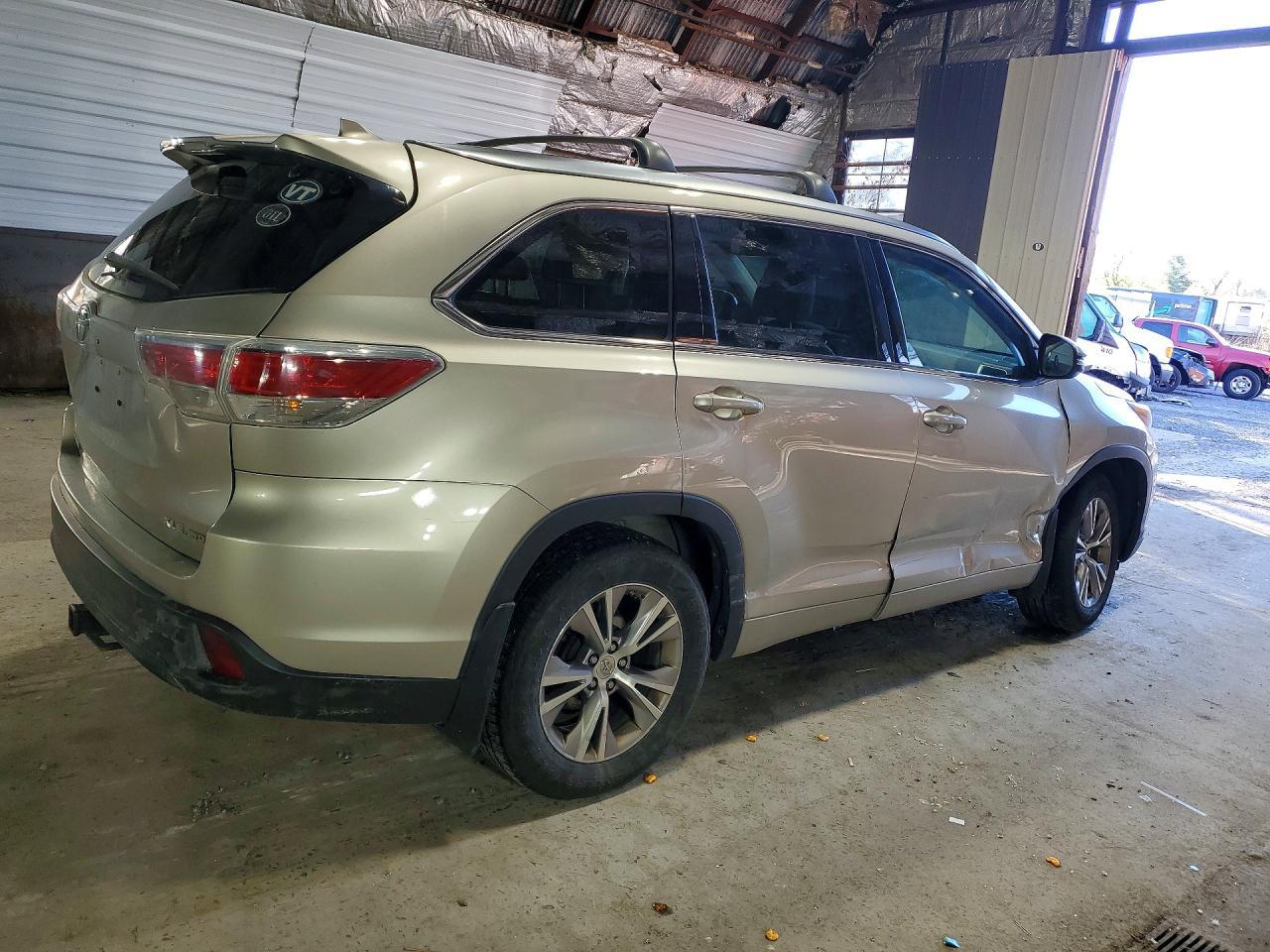 2014 Toyota Highlander Xle - Image 3