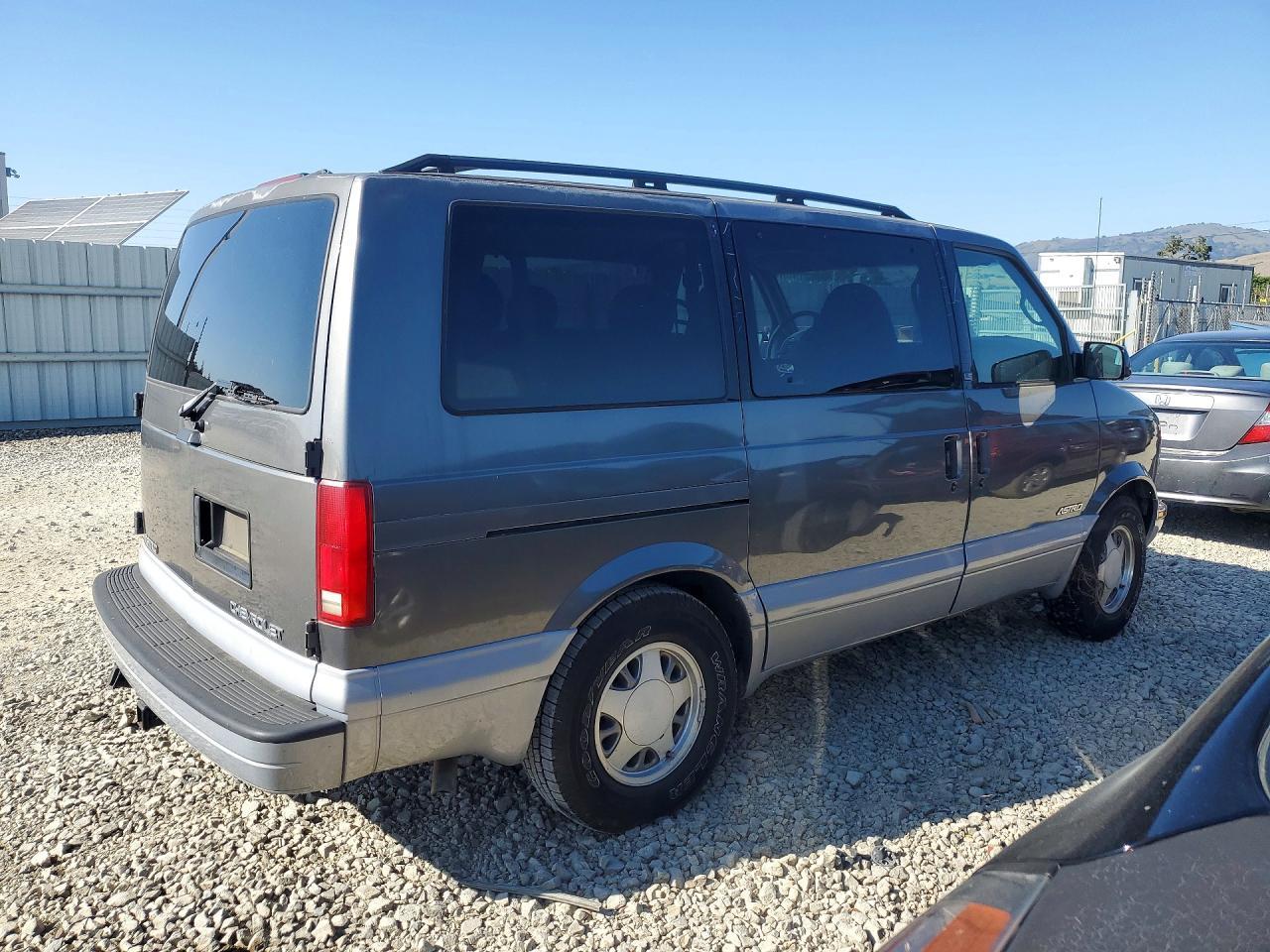 1999 Chevrolet Astro - Image 3