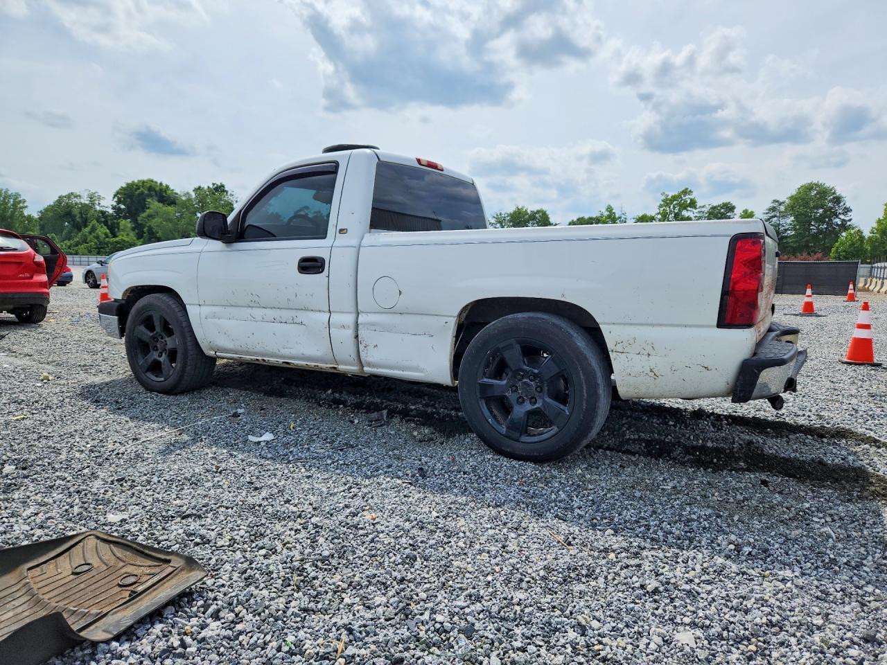 2004 Chevrolet Silverado C1500 - Image 2