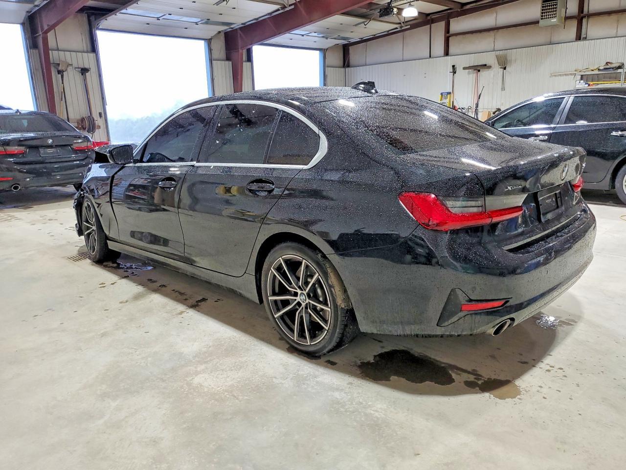 2019 BMW 330Xi - Фото 2