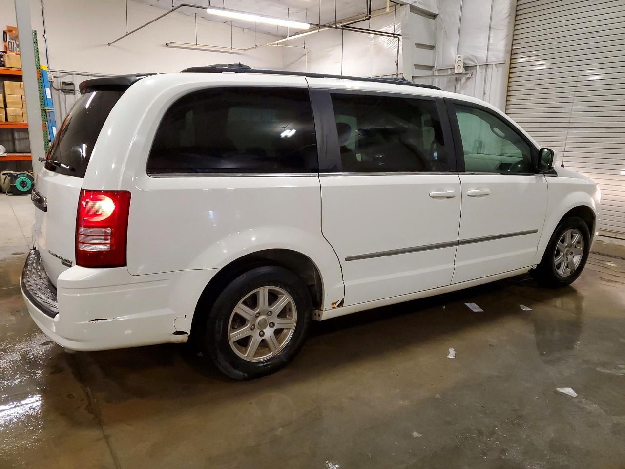 2010 Chrysler Town & Country Touring - Фото 3