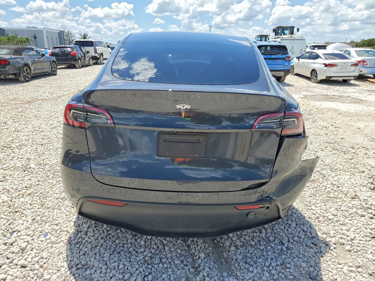2025 Tesla Model Y - Фото 6