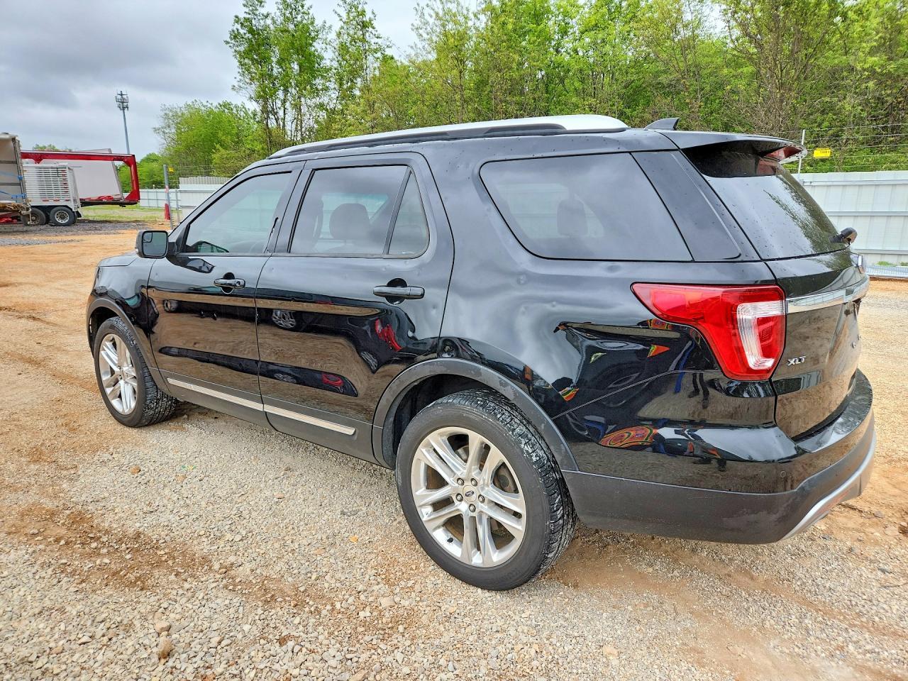 2016 Ford Explorer Xlt - Image 2
