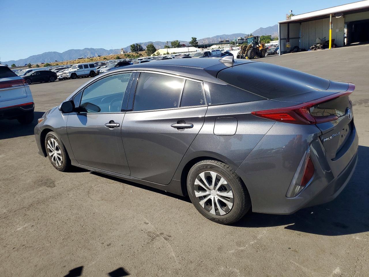 2020 Toyota Prius Prime Le - Фото 2