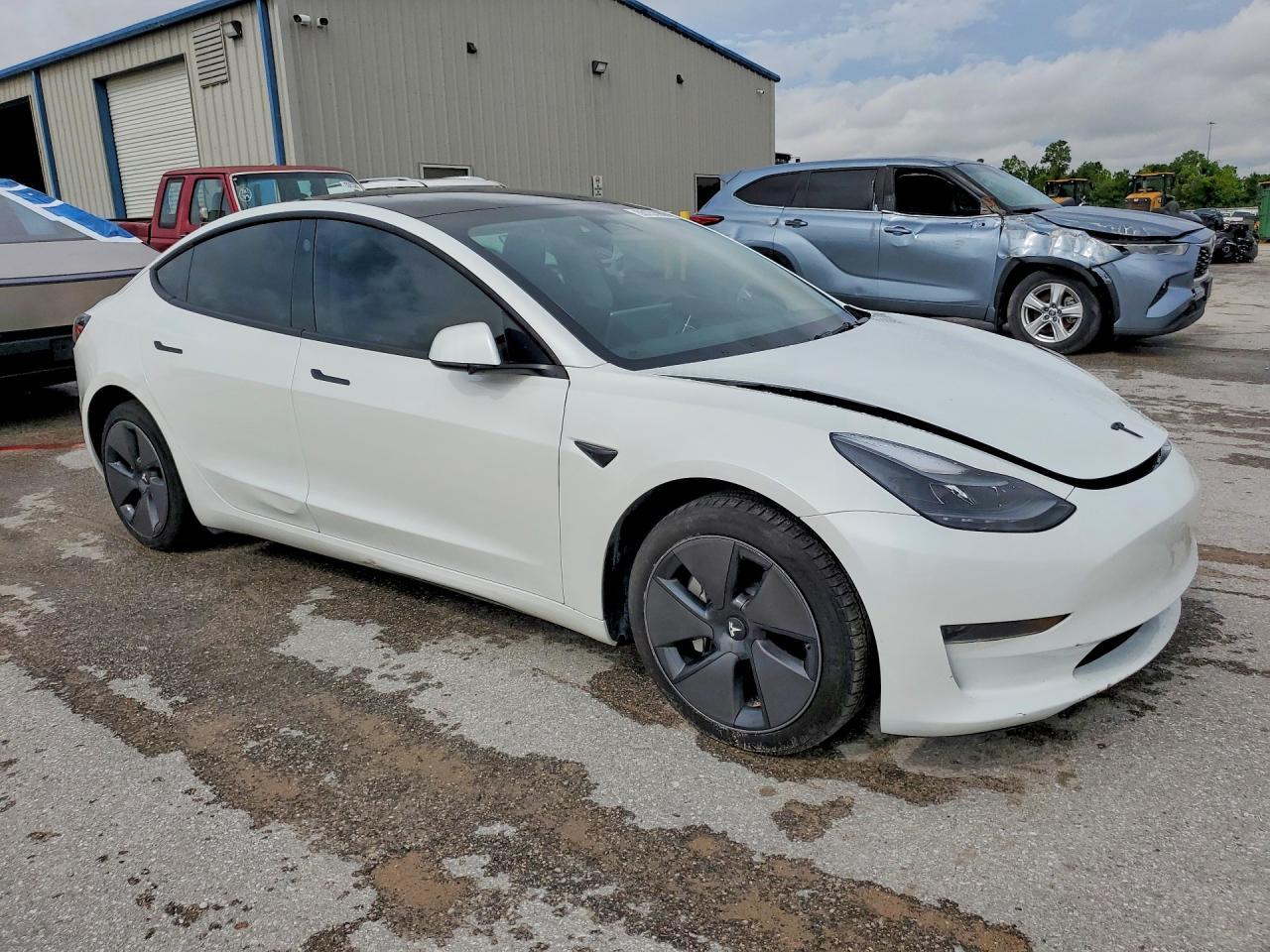 2023 Tesla Model 3 - Фото 4
