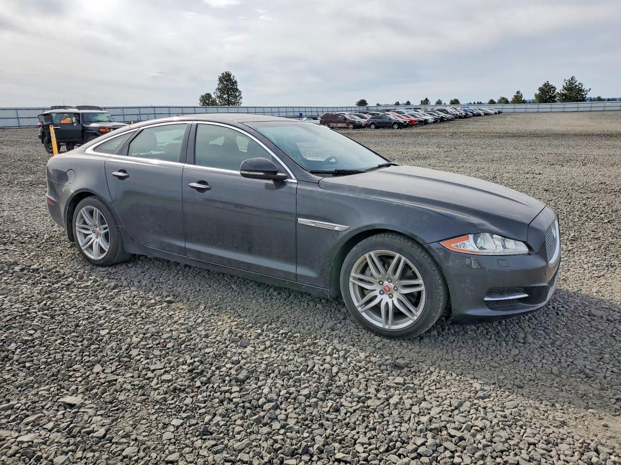 2015 Jaguar Xj - Image 4