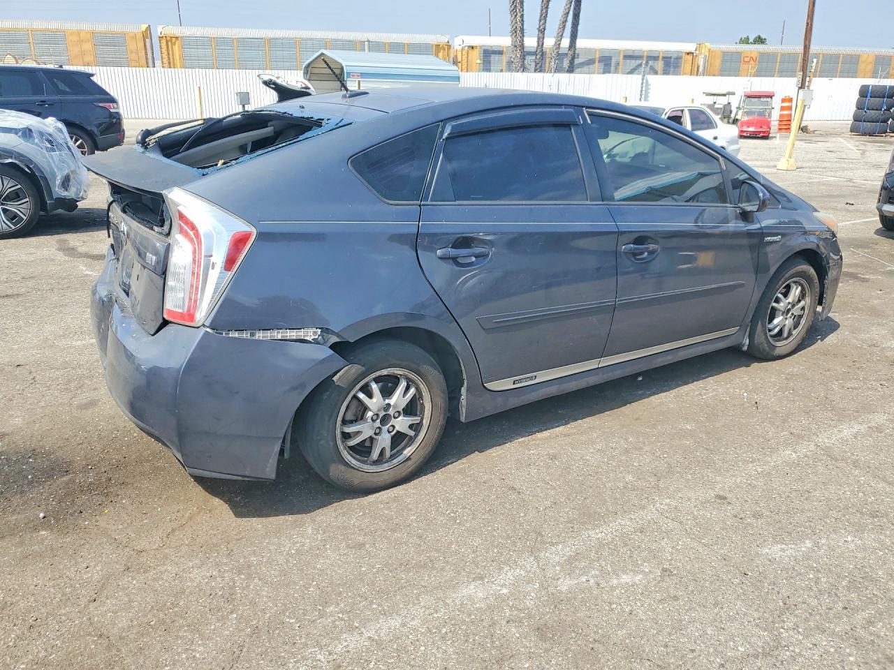 2012 Toyota Prius Three - Фото 3